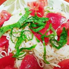 รูปของ 暑くなったら❤トマトと大葉のにんにく素麺