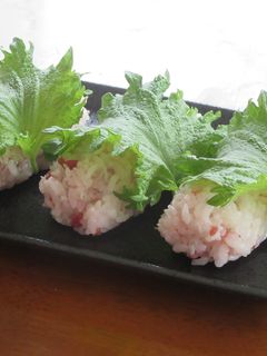 ちりめんじゃこと梅干しと青じそおにぎり-レシピのメイン写真