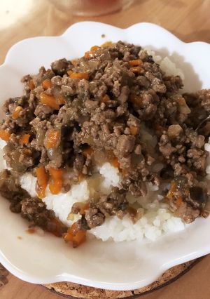 焼肉のタレで簡単！野菜たっぷりそぼろ丼-レシピのメイン写真