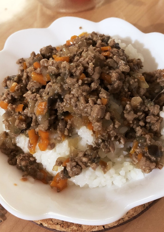 焼肉のタレで簡単！野菜たっぷりそぼろ丼-レシピのメイン写真