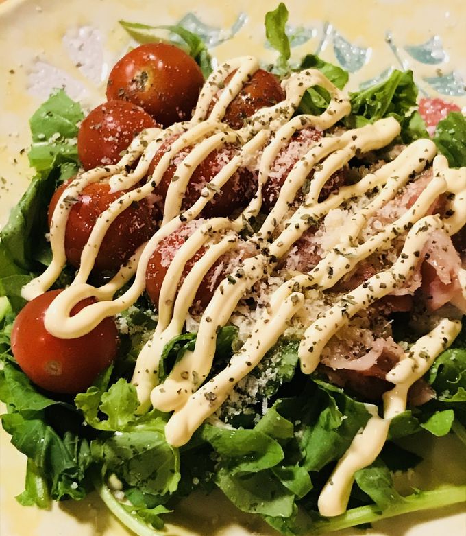 ベーコン＆トマトとルッコラのサラダ by BistroMiti 【クックパッド