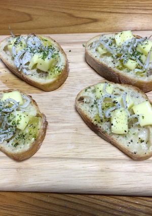 ワインに♪しらすとチーズのブルスケッタ-レシピのメイン写真