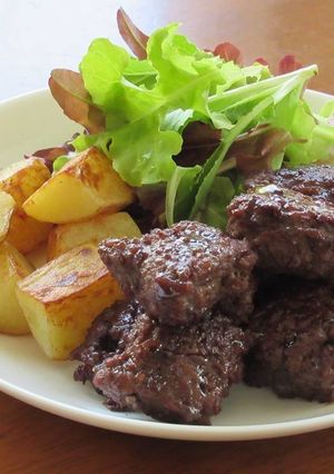 合挽き肉でサイコロステーキ　ワインソース-レシピのメイン写真