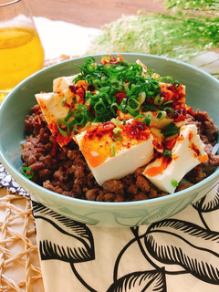 食べるラー油で作る「ピリ辛肉味噌豆腐丼」-レシピのメイン写真
