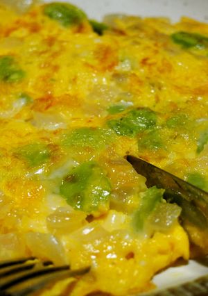 そら豆と玉ねぎのチーズオムレツ♪-レシピのメイン写真