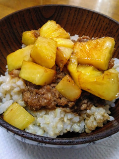 パイナップルでハワイアン豚の生姜焼き丼-レシピのメイン写真