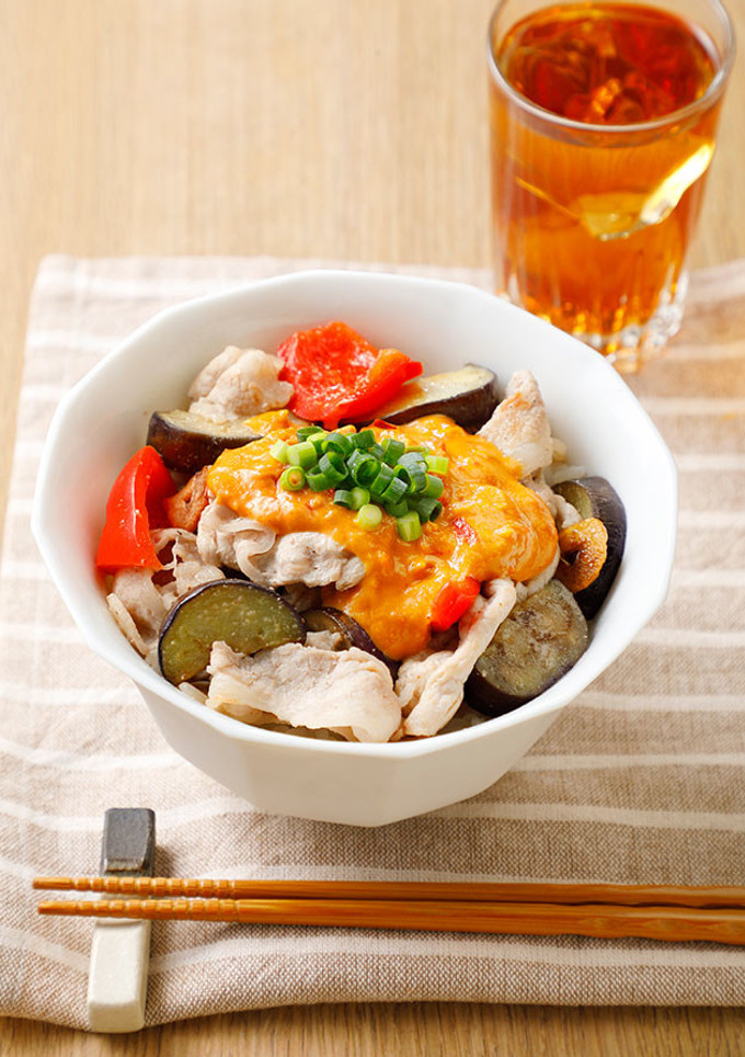 濃厚で旨ウマ！豚となすのピリ辛ごまだれ丼-レシピのメイン写真