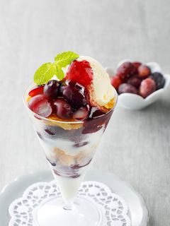 贅沢気分で♪簡単ぶどうアイスパフェ-レシピのメイン写真
