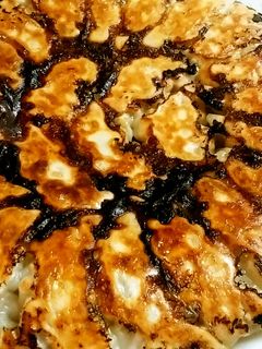 練りと熱湯がポイント☆肉汁たっぷり餃子-レシピのメイン写真