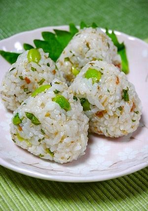 簡単！おにぎり☆枝豆と梅胡麻のピリ辛七味-レシピのメイン写真