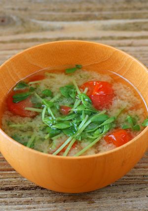 色鮮やか！トマトと豆苗の味噌汁-レシピのメイン写真