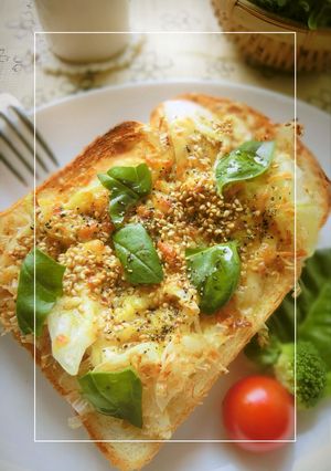 蒸し新玉葱の胡麻おかかカレートースト-レシピのメイン写真