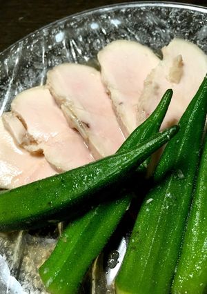 鶏胸肉塩麹ハムとオクラの柚子胡椒添え！-レシピのメイン写真