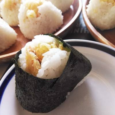 基本からアレンジまで！思わずつくりたくなる「エビ天ぷら 天むす」の 
