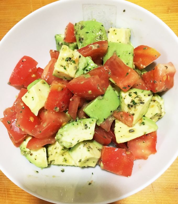 アボカドとトマトのサラダ by たかみつクック 【クックパッド】 簡単