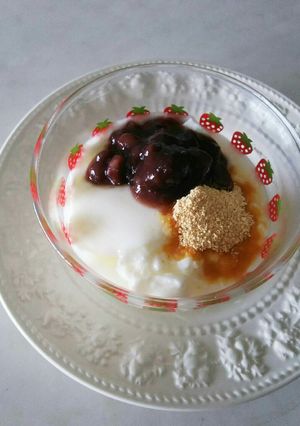 ヨーグルトの市販の小豆ときな粉のせ-レシピのメイン写真