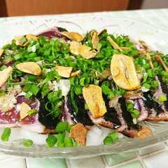 A picture of ごま油で食べる薬味たっぷり鰹のたたき☆.