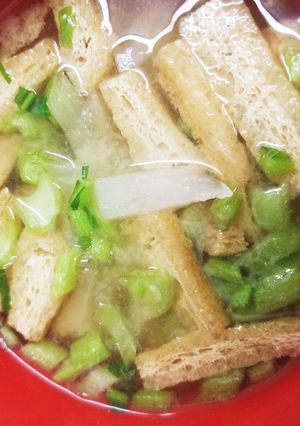 時短★新玉ねぎとかぶの葉油揚げ味噌汁-レシピのメイン写真