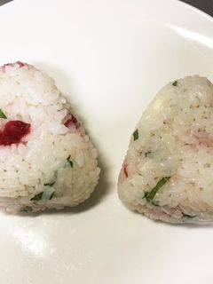 夏にさっぱり梅しそおにぎり♪チーズいり。-レシピのメイン写真