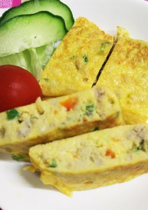粉豆腐の炒り煮の入った♪卵焼き-レシピのメイン写真