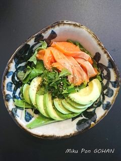 サーモンとアボカドのサラダ丼-レシピのメイン写真