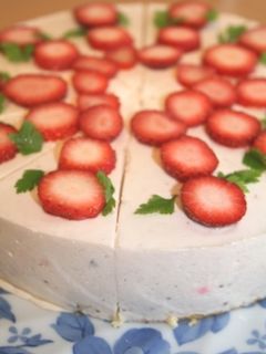 苺の香り♪ いちごババロアケーキ仕立て-レシピのメイン写真