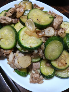 農家の食卓〜ズッキーニと豚肉の炒め物-レシピのメイン写真
