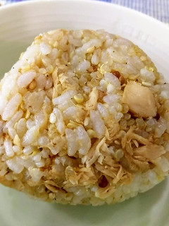 ツナ缶でフェイク鮭おにぎり(混ぜご飯)-レシピのメイン写真