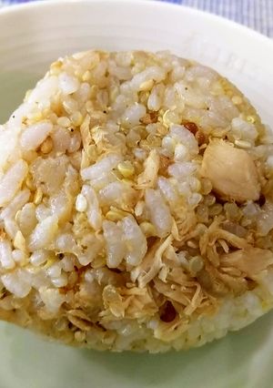 ツナ缶でフェイク鮭おにぎり（混ぜご飯）-レシピのメイン写真