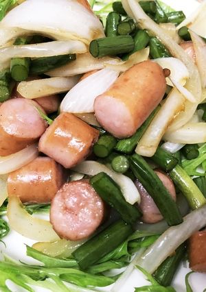 ニンニクの茎、ウインナー、玉ねぎ炒め-レシピのメイン写真