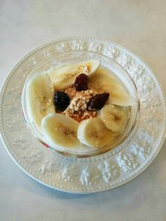バナナヨーグルトきな粉、レーズンのせ!-レシピのメイン写真