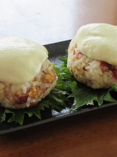 豚そぼろとカリカリ梅のチーズ焼きおにぎり-レシピのメイン写真