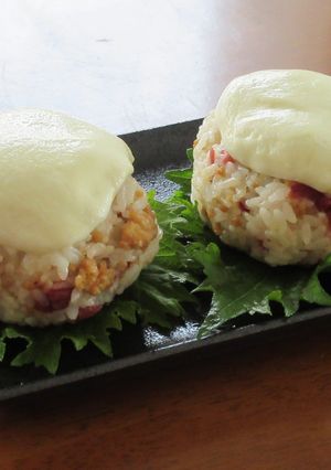 豚そぼろとカリカリ梅のチーズ焼きおにぎり-レシピのメイン写真