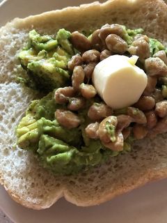 納豆とバジルアボガドのトースト-レシピのメイン写真