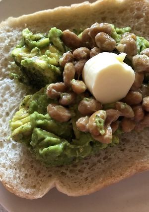 納豆とバジルアボガドのトースト-レシピのメイン写真