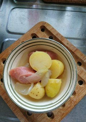 丸ごとソーセージの新ジャガ煮込み-レシピのメイン写真