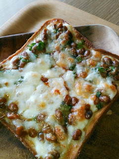 香ばしい♪納豆のピザパン-レシピのメイン写真