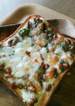 香ばしい♪納豆のピザパン-レシピのメイン写真