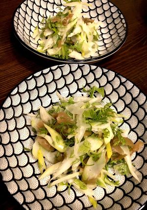 パクチーとセロリ、搾菜のサラダ-レシピのメイン写真