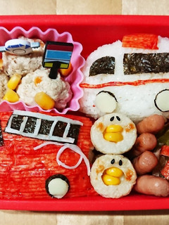 幼稚園のお弁当第8段!!消防車&救急車★-レシピのメイン写真