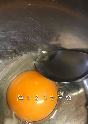 ボールに卵の殻が入ったら！スプーンで簡単-レシピのメイン写真