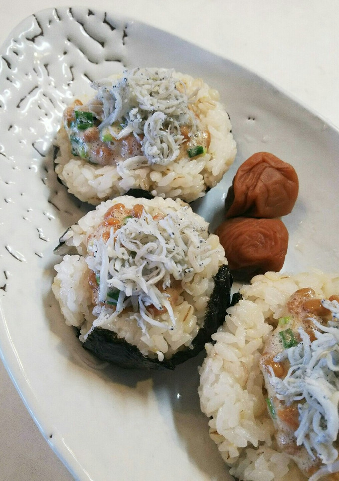 納豆と梅干しとしらすのおむすび-レシピのメイン写真