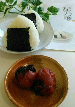 紀州しそ漬梅干でおにぎり-レシピのメイン写真