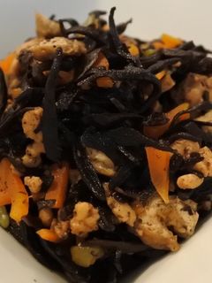 バランス満点◆とりそぼろとひじきの煮物-レシピのメイン写真
