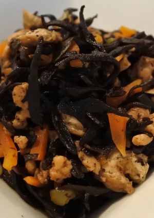 バランス満点◆とりそぼろとひじきの煮物-レシピのメイン写真