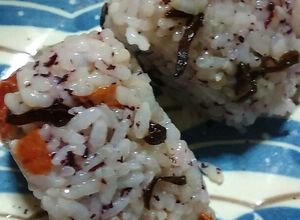 ゆかり塩昆布梅干し☆私の大好きなおにぎり-レシピのメイン写真