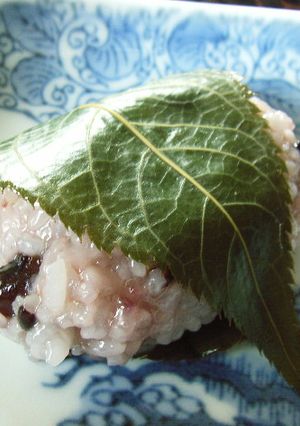 甘納豆赤飯で甘さ控えめ桜餅風♪-レシピのメイン写真