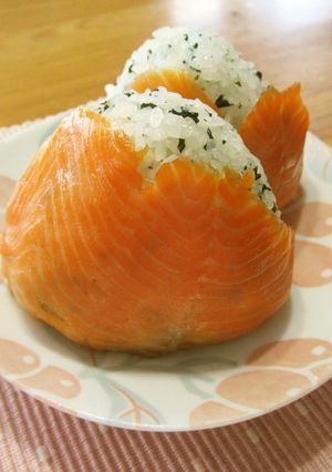 お弁当に♪スモークサーモン巻きおにぎり-レシピのメイン写真