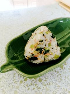 小松菜とじゃこのふりかけおにぎり、お弁当-レシピのメイン写真