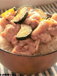 簡単★鶏肉とズッキーニのめんつゆ丼-レシピのメイン写真
